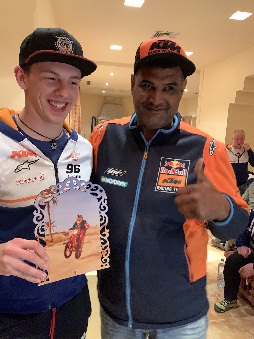 Oasis Kini Red Bull Friend, Dubai Rallye Gewinner Tobias Ebster 