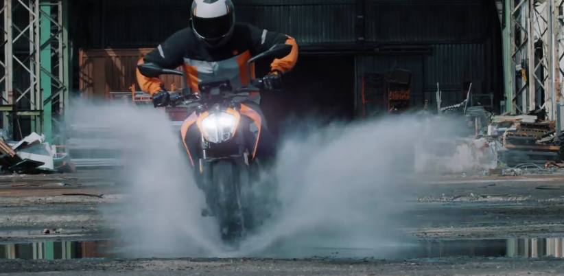 2017_new_ktm_125_duke_the_spawn_of_the_beast_promo_video_-_youtube_-_2016-11-23_18.29.01.png