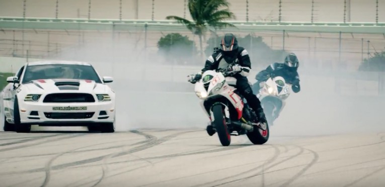 motorcycle_vs._car_drift_battle_4_full_4k_-_youtube_-_2015-09-17_20.13.00.jpg