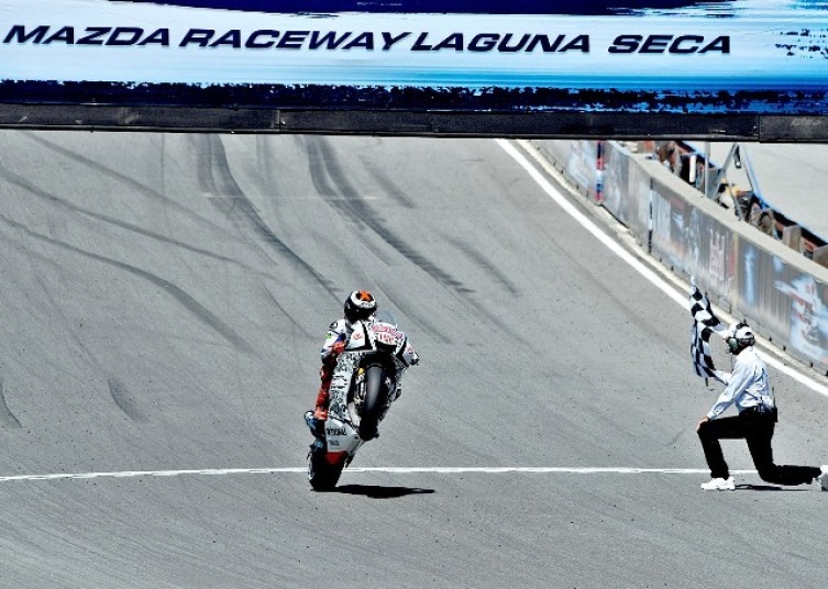 Foto: MotoGP Lorenzo wheelt über die Ziellinie
