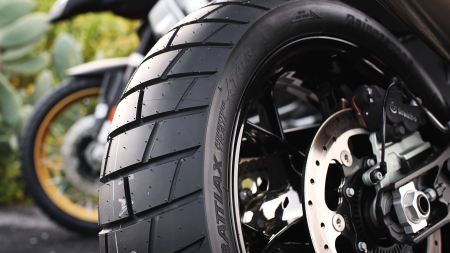 Wer den idealen Reifen für die Big-Enduro sucht, ist mit dem Battlax Adventure Trail AT41 bestens beraten. 