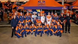 Eine erneuerte vierköpfiges Fahrer-Team wird Red Bull KTM Factory Racing in die SuperMotocross-Weltmeisterschaft (SMX) 2024 führen.
