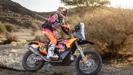Kevin Benavides von Red Bull KTM Factory Racing hat auf einer harten und physisch anspruchsvollen siebten Etappe der Rallye Dakar 2024 den dritten Platz belegt.