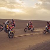 Das dreiköpfige Team von Red Bull KTM Factory Racing, bestehend aus Kevin Benavides, Luciano Benavides und Daniel Sanders, ist bereit, die Rallye Dakar 2025 in der RallyGP-Klasse zu bestreiten. 