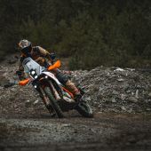 2025 bringt KTM eine komplett neue Modellreihe der KTM 390 ADVENTURE auf den Markt, wobei es erstmals eine der begehrten „R“-Versionen geben wird.