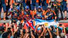 Die Rallye Dakar 2025 geht in die Geschichtsbücher ein. Daniel Sanders holte den 20. Sieg für KTM Factory Racing bei der legendären Veranstaltung, nachdem er vom ersten Tag an in Führung lag. 