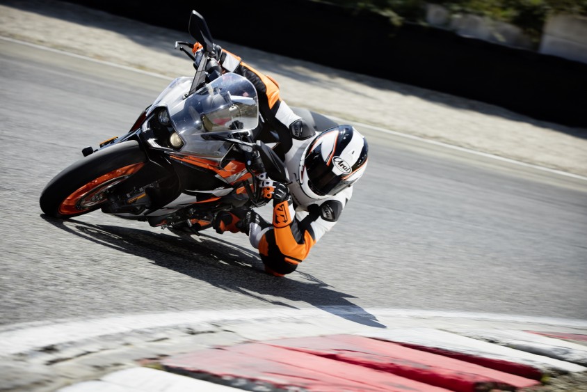 ktm_rc_390_action_02.jpg