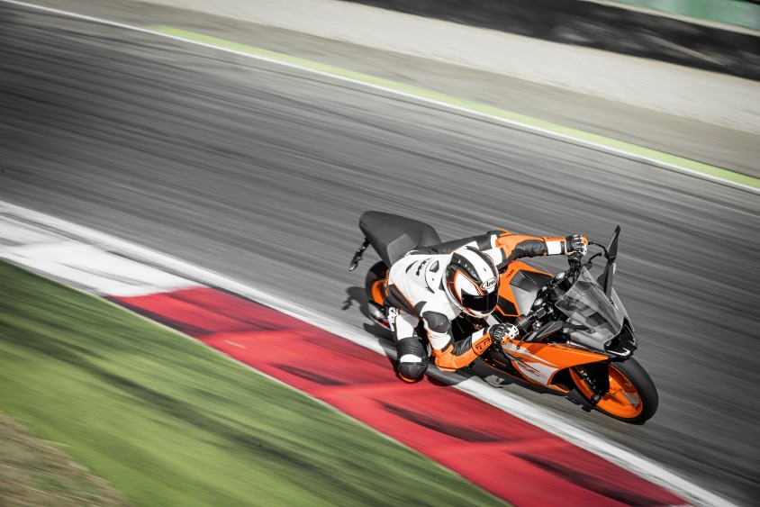 ktm_rc_390_action_03.jpg