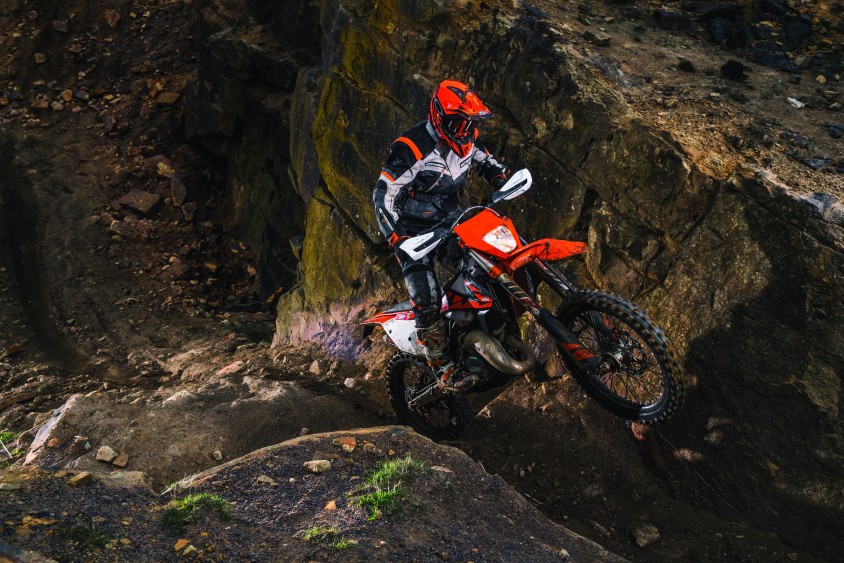 ktm_300_exc_tpi_my_2018_action_01.jpg