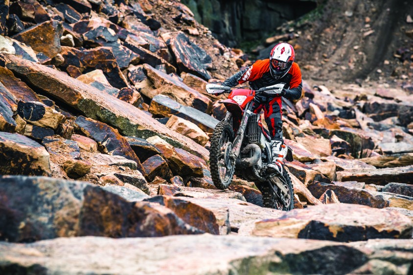 ktm_300_exc_tpi_my_2018_action_04.jpg