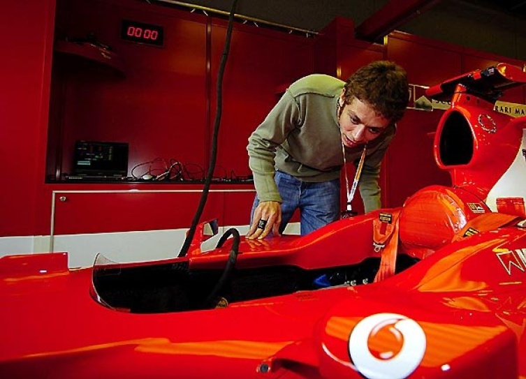 Valentino begutachtet das Ferrari Cockpit