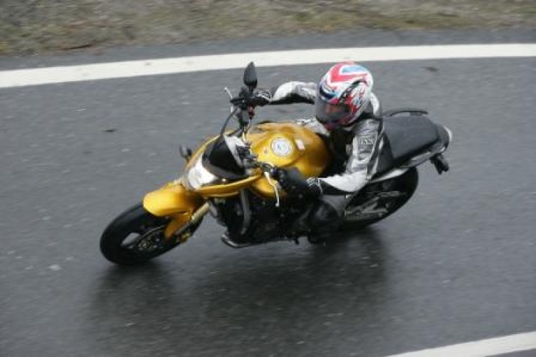 Honda Hornet im Hinterland von Faro im Regen.