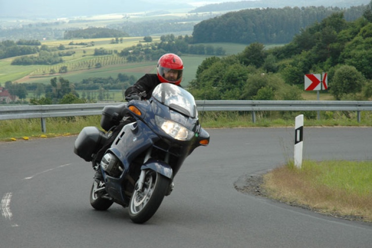 Das System bike PROTECT kann einfach am bestehenden Leitschienennetz montiert werden.