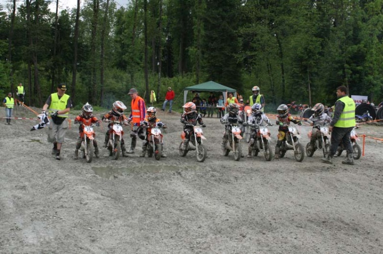 Kinder MX mit leichten RodeoX Hindernissen