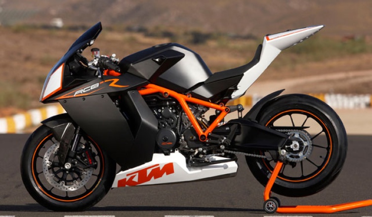 Das neue Arbeitsgerät von Martin Bauer, hier im Serientrimm: KTM RC8 R: 