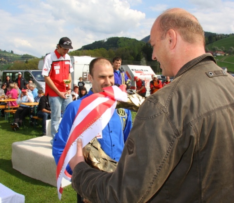 Landesrat Christian Dörfel übergibt im letzten Jahr als begeisterter Motorradsportfan und Bürgermeister von Steinbach/Steyr, den Siegerkranz an Staatsmeister Markus Adamec (Sherco)