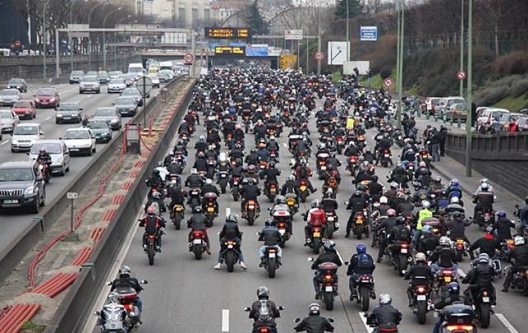 Wütende Motorradfahrer auf Paris Strassen