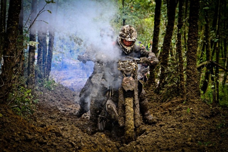 Nichts bremst eine Husaberg 2Takter im Gatsch - Rauchsignale bei Mensch und Maschine!