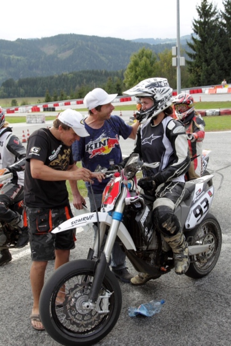 Yasmin Poppenreiter beim Tankstopp