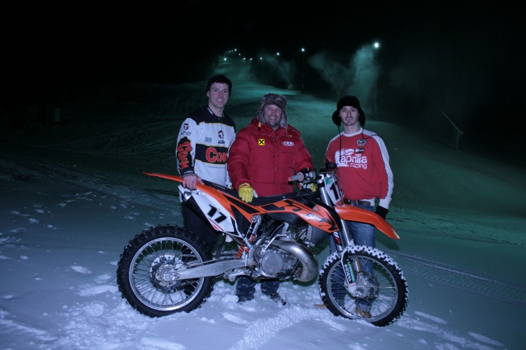 KTM-Pilot Stefan Ziegler und Aprilia-Rider Jürgen Kinz mit Veranstalter Joe Lechner vor dem tiefwinterlichen Innviertler Gletscher in Eberschwang.