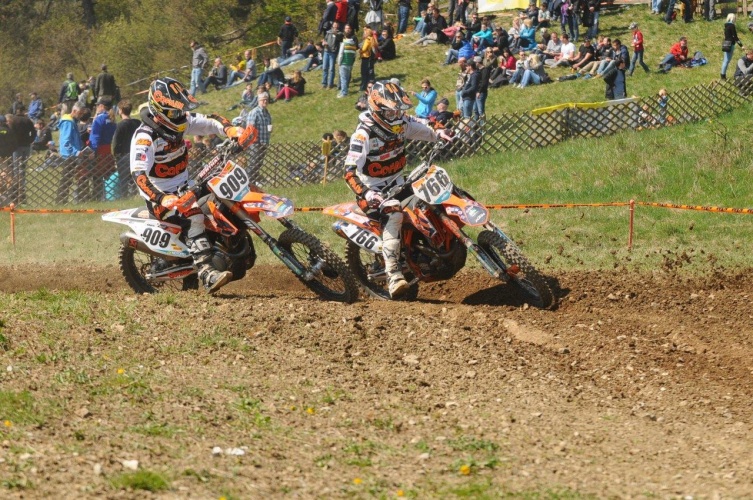 Zweikampf der KTM Cofain Racing Piloten Pascal Rauchenecker # 766 und Lukas Neurauter # 909 (Foto: Heti/supercross.at)