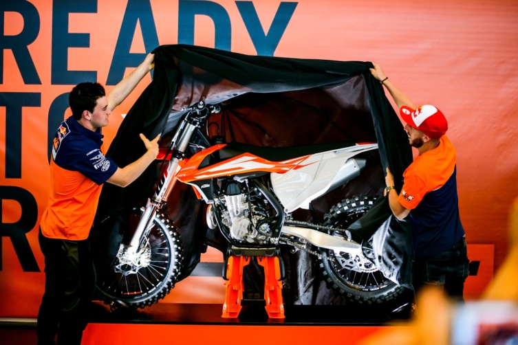 KTM Werksfahrer Jeffrey Herlings und Tony Cairoli enthüllen die neuen KTM SX-Modelle MY16 in Italien