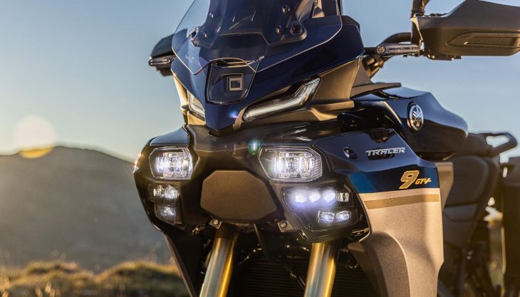 Zu den wichtigsten Neuerungen der Tracer 9 für das Jahr 2025 gehört das LED-Matrix-Lichtsystem, eine Premiere für ein Motorrad.