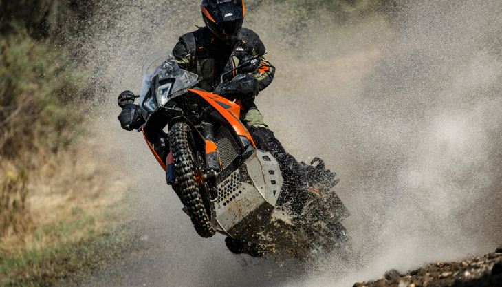 Die KTM 790 ADVENTURE löst im Modelljahr 2025 die KTM 890 ADVENTURE ab - mit einem neuen Fahrwerk, das die Messlatte noch höher legt.