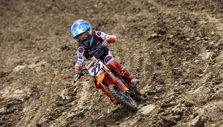 Die Junior e-Motocross-Serie kehrt 2025 zurück und ab heute startet die Anmeldung für junge Fahrer der KTM SX-E 5, die einen der heiß begehrten 40 Startplätze ergattern wollen.