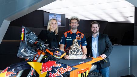 Die KTM Motohall bot den angemessenen Rahmen für einen Besuch des Rallye Dakar Weltmeisters Kevin Benavides.