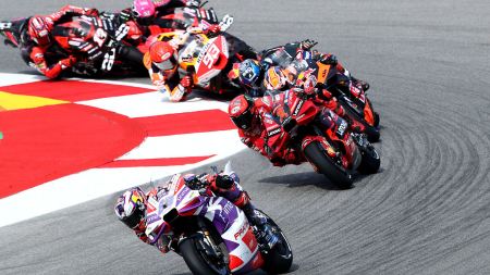 Der April startet bei ServusTV On mit einem Super-Sportwochenende der Extraklasse: die Formel 1 und die MotoGP geben sich am kommenden Samstag und Sonntag die Klinke in die Hand.