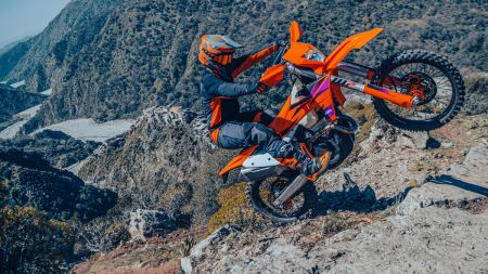 Ausgestattet mit 95 % neuen Komponenten, legt die KTM-Enduro-Palette des Modelljahres 2024 die Messlatte höher als je zuvor.