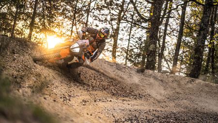 Rally Raid Superstar Xavier de Soultrain nimmt den IRON ROAD PROLOGUE 2023 auf einer KTM 890 Adventure R in Angriff!