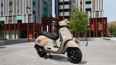 Mit der neuen Vespa GTV 300 gelingt Vespa der Spagat zwischen ikonischem, legendärem Design und sportlicher Eleganz.