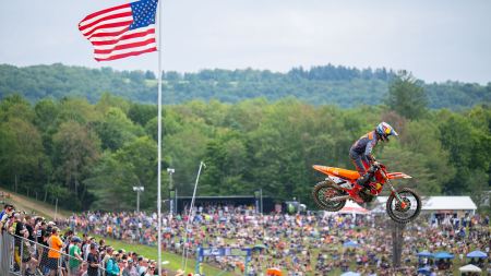 Aaron Plessinger von Red Bull KTM Factory Racing lieferte in Runde 9 der AMA Pro Motocross Championship 2023 in Unadilla mit dem fünften Gesamtrang in der 450MX-Klasse eine weitere konstante Leistung ab, während das 250MX-Duo Maximus Vohland und Tom Vialle auf den Plätzen fünf und sechs landete.