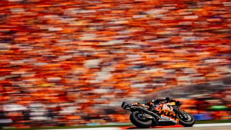 Red Bull KTM Factory Racing bescherte den heimischen Fans einen denkwürdigen Tag beim sonnenüberfluteten CryptoDATA Motorrad Grand Prix von Österreich, wo Brad Binder mit seiner KTM RC16 auf dem vollbesetzten Red Bull Ring den zweiten Platz belegte.