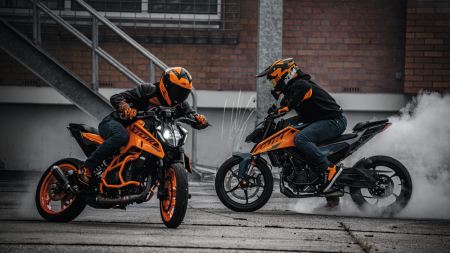 KTM läutet das Modelljahr 2024 mit einer Reihe neuer 1-Zylinder-Modelle der DUKE ein.