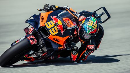 In einem schweißtreibenden achtzehnten Sprint der MotoGP-Saison 2023 fuhr Brad Binder auf seiner KTM RC16 auf Platz 5, nachdem er sich auf Platz 7 qualifiziert hatte. 