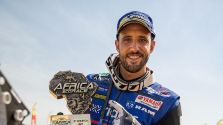 Pol Tarres mit Yamaha Tenere am Podium beim Afrika Eco-Race 2024