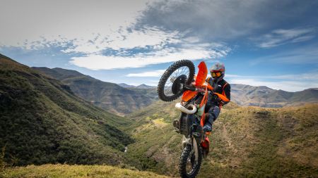 Die KTM EXC-Reihe 2025 bringt eine Reihe von Verbesserungen und wichtigen Neuerungen in die Enduro-Palette ein und bringt mehr als dreißig Jahre rennerprobte Leistung, modernste Technologie auf die Trails.