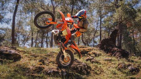 Die "FIM International 6DAYS Enduro" kehrt zum fünften Mal ins Enduro-begeisterte Spanien zurück, und die KTM EXC SIX DAYS-Baureihe 2025 steht in den Startlöchern.