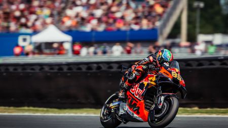 Red Bull KTM Factory Racing beendete seinen Einsatz auf dem TT Circuit Assen in den Niederlanden mit einer Platzierung unter den ersten sechs, dank Brad Binders konzertiertem Kampf um maximale Punkte.