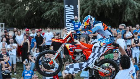 Josep Garcia von Red Bull KTM Factory Racing hat seine Führung in der FIM EnduroGP-Weltmeisterschaft mit dem Sieg in den beiden Kategorien EnduroGP und Enduro1 bei der vierten Runde in Italien ausgebaut. 