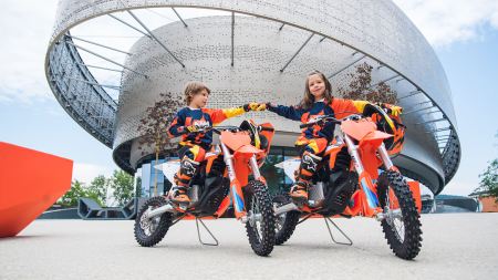 Orange Kids Day für Kinder und Jugendliche in diesem Sommer in der KTM Motohall.