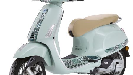 Neue Vespa Primavera ist Dolce Vita im Batik-Dekor