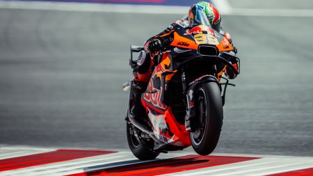 Die riesige orangefarbene Tribüne am Rande von Turn 6 auf dem Red Bull Ring heizte die Stimmung für Red Bull KTM Factory Racing und insbesondere für Brad Binder an, da der Südafrikaner in der elften Runde der MotoGP 2024 ein Top-5-Ergebnis einfuhr. 