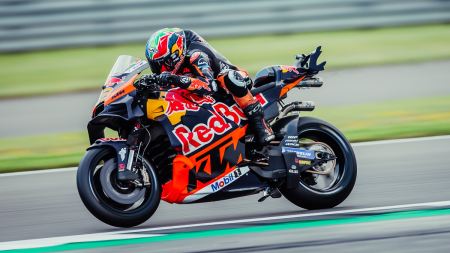 Red Bull KTM Factory Racing eröffnete die MotoGP-Weltmeisterschaft in Silverstone in rasantem Stil mit Brad Binder, der im Sprint des britischen Grand Prix am Samstag auf Platz 4 fuhr.