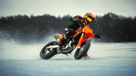 Vorstellung der KTM 450 SMR des Modelljahres 2025: Eine Referenz in der Supermoto-Welt, entwickelt für Adrenalin und Präzision. 