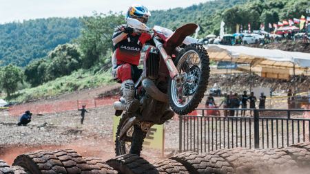 Michael Walkner holt den Gesamtsieg vor Mario Roman und Graham Jarvis beim „Uncle Hard Enduro 2024“.