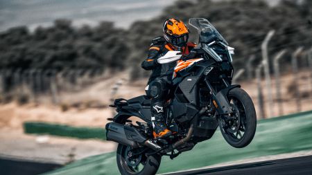 DIE KTM 1390 SUPER ADVENTURE S 2025 ist das extremste Adventure-Sportbike auf dem Markt. Es richtet sich an alle, die noch mehr Geschwindigkeit, Technik und Leistung wollen.